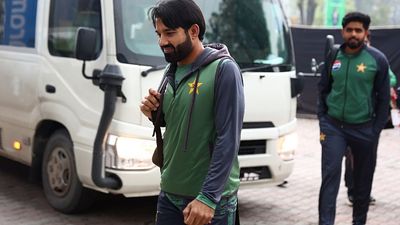 मोहम्मद रिजवान को झूठा बताकर ठहाके मार-मारकर हंसा पाकिस्तानी तेज गेंदबाज, कहा-वो फरारी से उतरे, रिक्शे में बैठ गए SportsTak Hindi