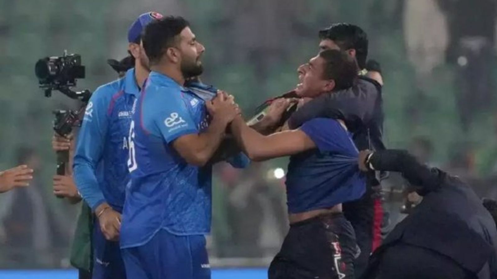 पाकिस्तान में सिक्योरिटी की उड़ी धज्जियां! अफगानिस्तान के खिलाड़ी का फैन ने पकड़ लिया गिरेबान, मैदान में फिर घसीटकर... पाकिस्तान में सिक्योरिटी की उड़ी धज्जियां! अफगानिस्तान के खिलाड़ी का फैन ने पकड़ लिया गिरेबान, मैदान में फिर घसीटकर...