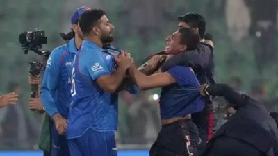 पाकिस्तान में सिक्योरिटी की उड़ी धज्जियां! अफगानिस्तान के खिलाड़ी का फैन ने पकड़ लिया गिरेबान, मैदान में फिर घसीटकर... अफगानी खिलाड़ी से मिलने आया फैन