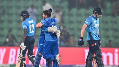 अफगानिस्तान से हार का सदमा नहीं झेल पाया इंग्लैंड का बल्लेबाज, पहले तो रोने लगा लेकिन फिर उसके बाद अचानक ही... इंग्लैंड के सामने जीत के बाद अफगानिस्तान की टीम