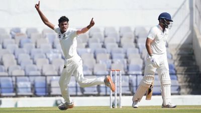 Eden Apple Tom: दुबई छोड़कर भारत लौटा, रणजी डेब्यू में पहली गेंद पर ही विकेट लेकर रचा इतिहास, अब फाइनल में किया कमाल, नाम की है गजब कहानी SportsTak Hindi