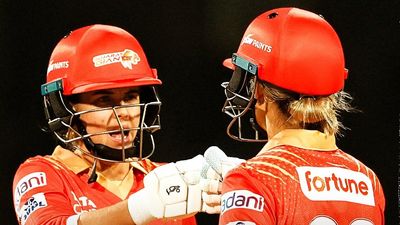 WPL 2025: रॉयल चैलेंजर्स बेंगलुरु का बुरा हाल, टीम को मिली लगातार तीसरी हार, गार्डनर की कप्तानी पारी ने गुजरात को दिलाई 6 विकेट से जीत SportsTak Hindi