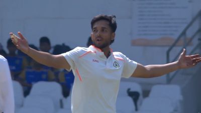 हर्ष दुबे ने रचा इतिहास, रणजी ट्रॉफी के एक सीजन में सबसे ज्यादा विकेट लेने वाले बने गेंदबाज, पिता के एक गलत टर्न ने बनाया क्रिकेटर, अश्विन का भी हाथ SportsTak Hindi