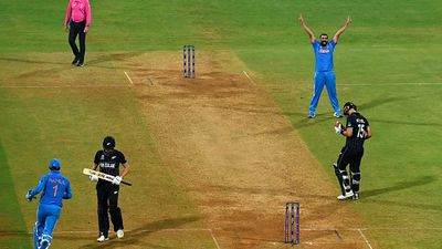 भारत का बढ़ा खतरा! टीम इंडिया के सामने मैच के लिए फिट होकर लौटा न्यूजीलैंड का ये धांसू ऑलराउंडर, कहा - अब मैं उनके सामने... Mohammed Shami of India celebrates after dismissing Daryl Mitchell of New Zealand during the ICC Men's Cricket World Cup India 2023