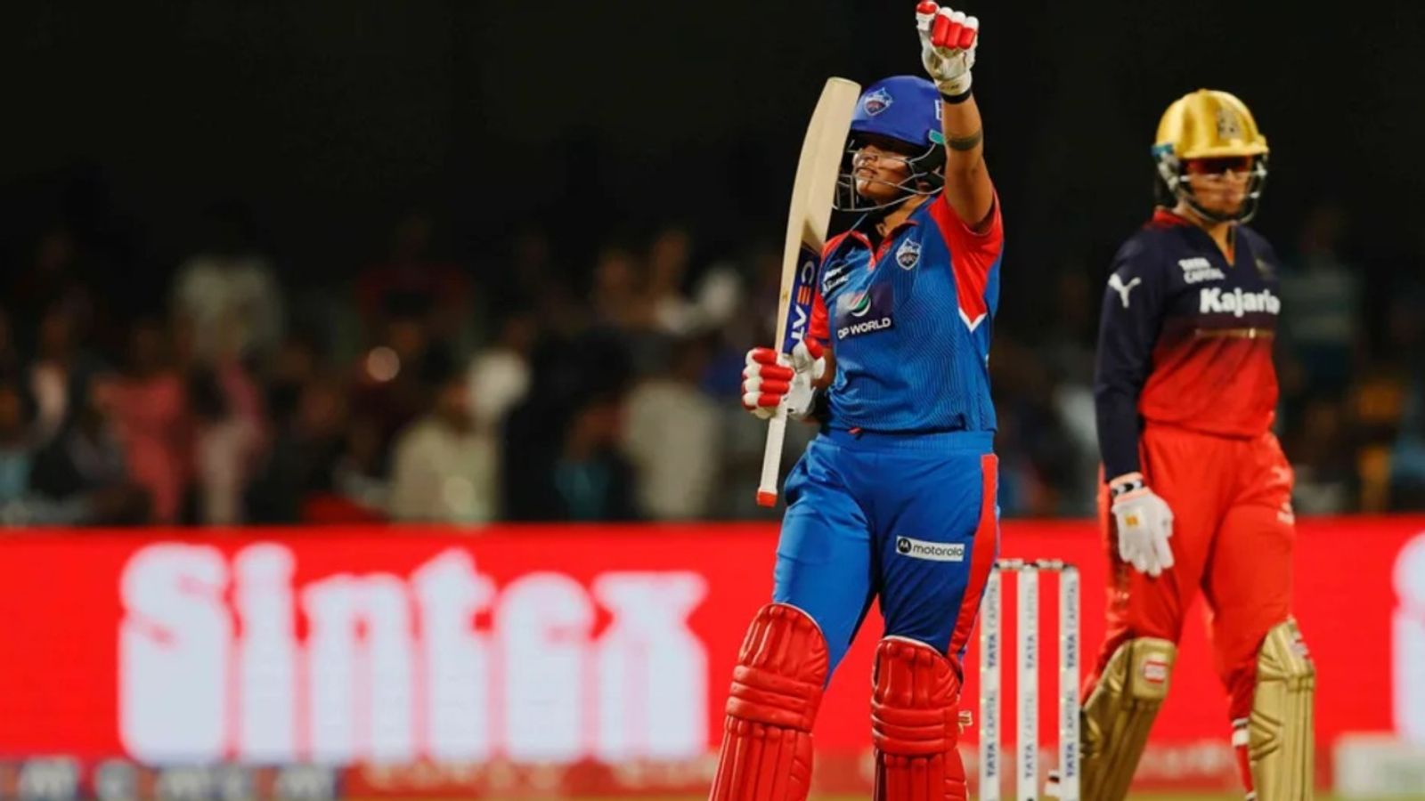 शेफाली वर्मा की तूफानी पारी से जीती दिल्ली कैपिटल्स, आरसीबी को नौ विकेट से हराकर प्लेऑफ में बनाई जगह शेफाली वर्मा की तूफानी पारी से जीती दिल्ली कैपिटल्स, आरसीबी को नौ विकेट से हराकर प्लेऑफ में बनाई जगह