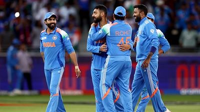 रोहित शर्मा ने न्यूजीलैंड को हराने के बाद दिया चौंकाने वाला बयान, बोले- वरुण के पास कुछ अलग है, लेकिन मेरा सिरदर्द... SportsTak Hindi