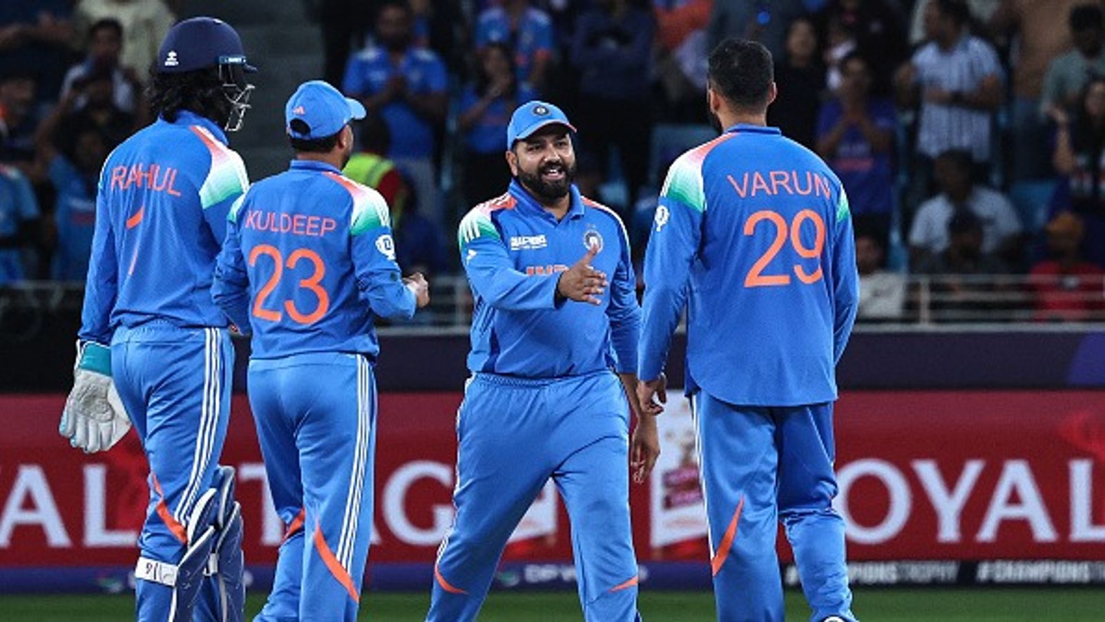 वरुण चक्रवर्ती का धमाकेदार चैंपियंस ट्रॉफी डेब्यू, 5 विकेट लेकर रच दिया इतिहास, शमी- जहीर सब छूट गए पीछे वरुण चक्रवर्ती का धमाकेदार चैंपियंस ट्रॉफी डेब्यू, 5 विकेट लेकर रच दिया इतिहास, शमी- जहीर सब छूट गए पीछे