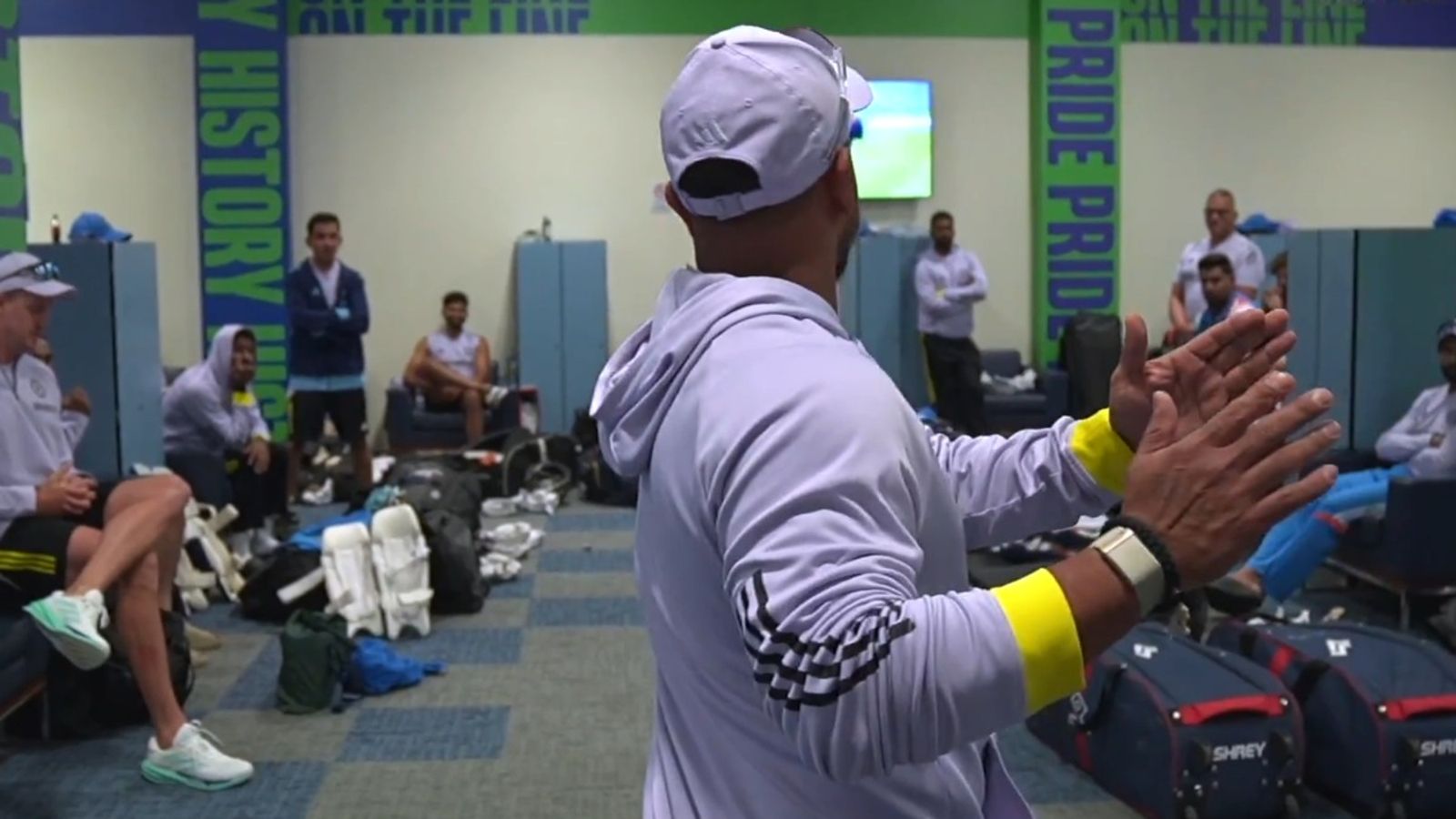 टीम इंडिया के ड्रेसिंग रूम में मेडल गायब होने से जमकर मचा हंगामा, काफी देर तक चली तलाशी, अंत में फिर विराट कोहली...VIDEO टीम इंडिया के ड्रेसिंग रूम में मेडल गायब होने से जमकर मचा हंगामा, काफी देर तक चली तलाशी, अंत में फिर विराट कोहली...VIDEO