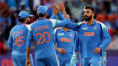 भारत-ऑस्ट्रेलिया सेमीफाइनल के लिए पूर्व कोच रवि शास्त्री ने चुनी टीम इंडिया की Playing XI, जानिए कौन रहेगा बाहर ? Varun Chakravarthy of India celebrates with teammates Rohit Sharma and Axar Patel after taking the wicket of Will Young of New Zealand