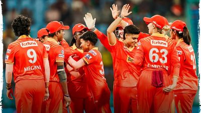 WPL 2025: गुजरात जायंट्स ने दर्ज की लगातार दूसरी जीत, यूपी वॉरियर्ज को 81 रन से दी मात, मूनी ने 96 रन की पारी खेल टीम की कराई प्लेऑफ्स रेस में वापसी SportsTak Hindi