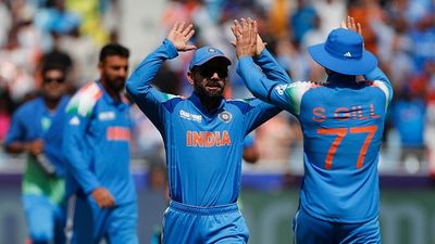 IND vs AUS: ट्रेविस हेड हुए कैच आउट तो विराट कोहली ने ऑस्ट्रेलिया बैटर पर दिखाया गुस्सा, इस अंदाज में भेजा पवेलियन, VIDEO वायरल SportsTak Hindi