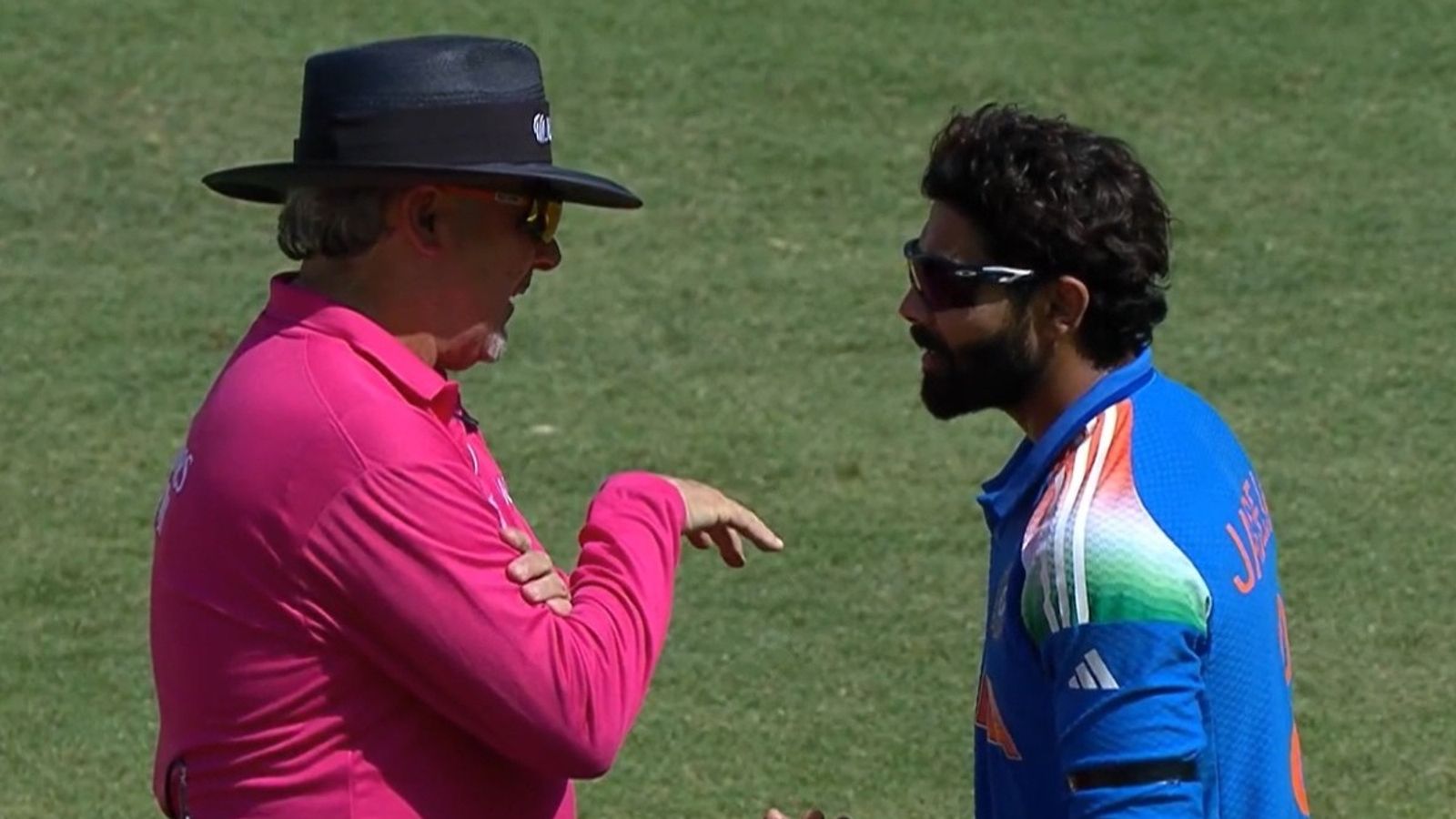 IND vs AUS: रवींद्र जडेजा ने ऐसा क्या किया कि अंपायर को आना पड़ा बीच में, गेंदबाजी के दौरान हाथ से हटवाई टेप, जानें पूरा मामला अंपायर से बात करते रवींद्र जडेजा