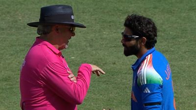 IND vs AUS: रवींद्र जडेजा ने ऐसा क्या किया कि अंपायर को आना पड़ा बीच में, गेंदबाजी के दौरान हाथ से हटवाई टेप, जानें पूरा मामला SportsTak Hindi