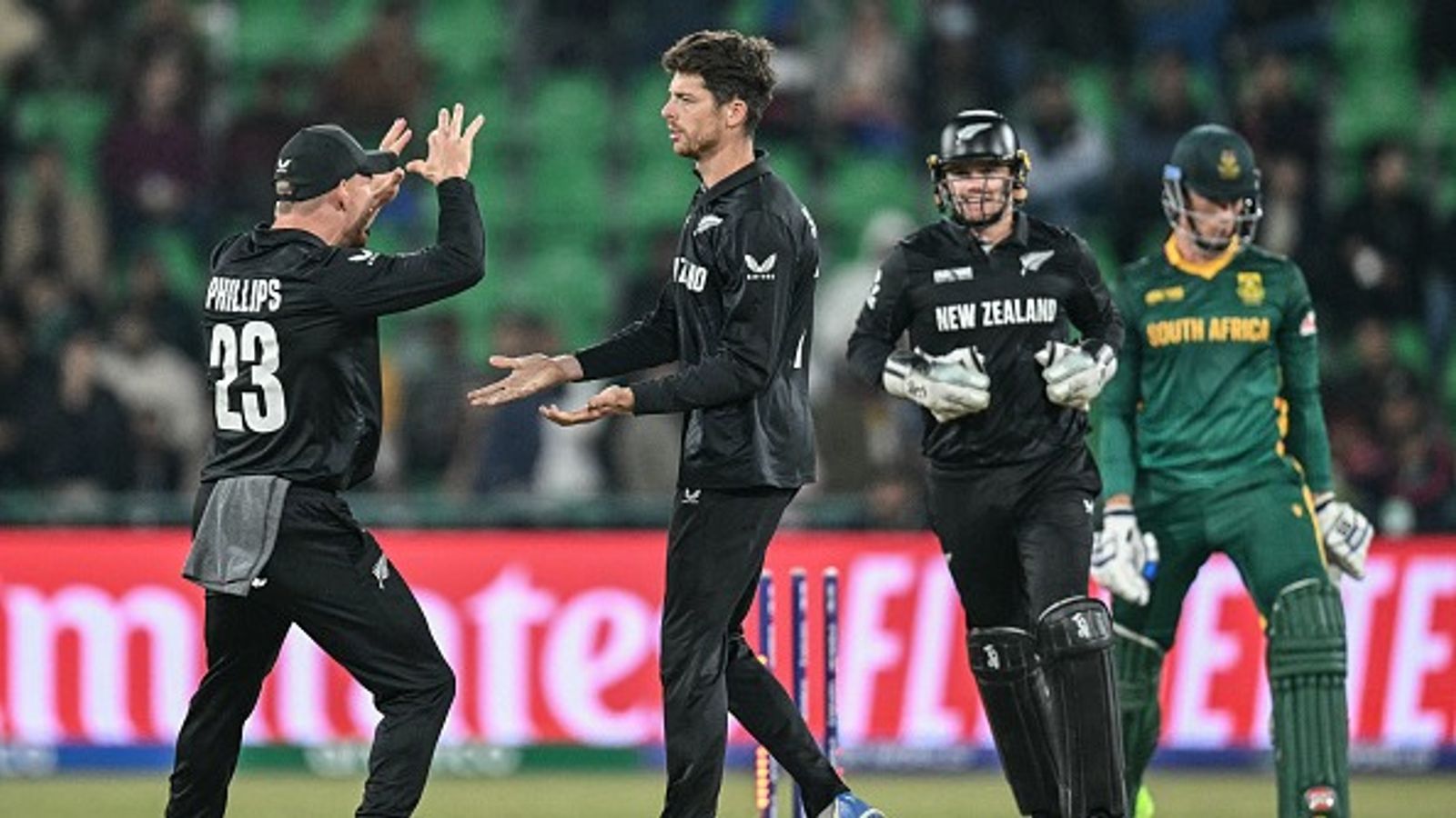 NZ vs SA: 16 साल बाद न्यूजीलैंड की चैंपियंस ट्रॉफी फाइनल में एंट्री तो साउथ अफ्रीका पर फिर लगा चोकर्स का दाग, अब 9 मार्च को भारत के खिलाफ महामुकाबला NZ vs SA: 16 साल बाद न्यूजीलैंड की चैंपियंस ट्रॉफी फाइनल में एंट्री तो साउथ अफ्रीका पर फिर लगा चोकर्स का दाग, अब 9 मार्च को भारत के खिलाफ महामुकाबला