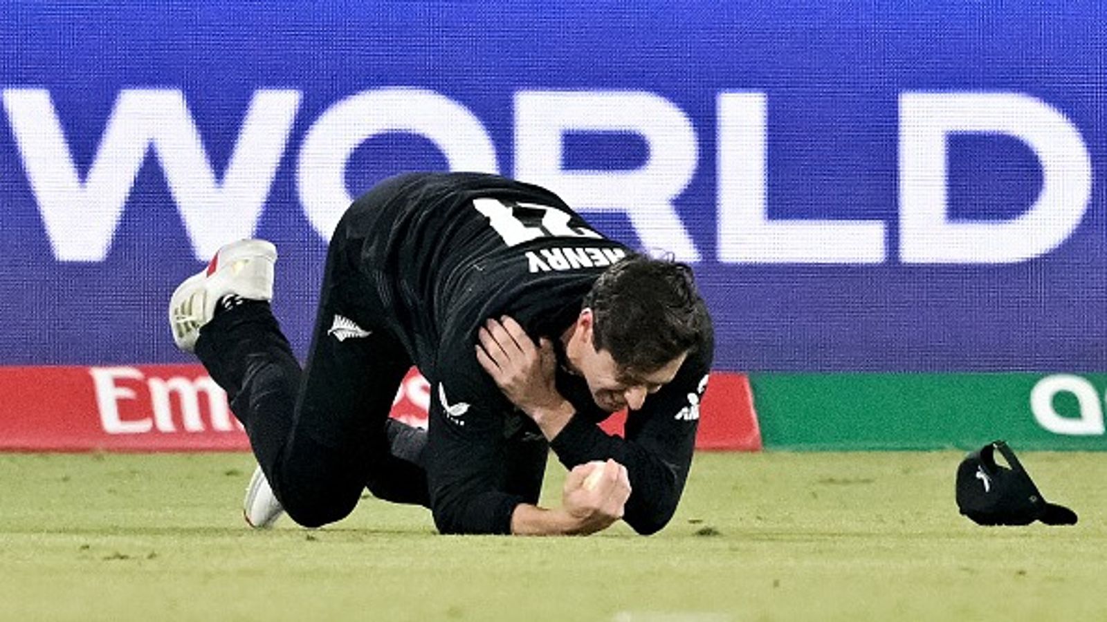 न्यूजीलैंड के घातक तेज गेंदबाज मैट हेनरी को लगी चोट तो भारत के सामने फाइनल से पहले कप्तान सैंटनर ने दी बड़ी अपडेट, कहा - वो अब गेंदबाजी... कैच लेने के दौरान मिचेल सैंटनर