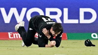 न्यूजीलैंड के घातक तेज गेंदबाज मैट हेनरी को लगी चोट तो भारत के सामने फाइनल से पहले कप्तान सैंटनर ने दी बड़ी अपडेट, कहा - वो अब गेंदबाजी... New Zealand's Matt Henry takes a catch to dismiss South Africa's Heinrich Klaasen during the ICC Champions Trophy