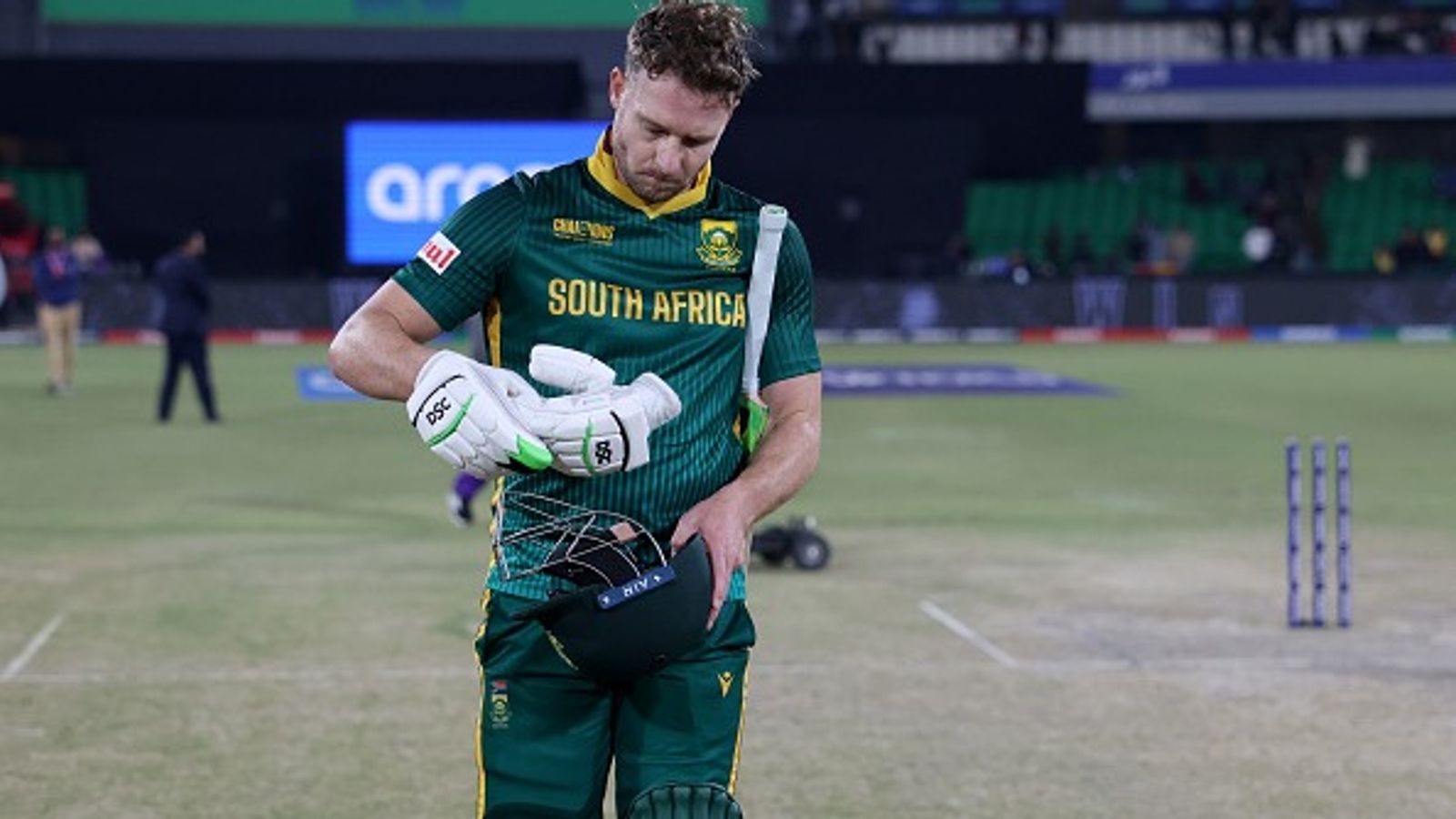 साउथ अफ्रीका की हार के बाद ड्रेसिंग रूम के सन्नाटे में ये क्या हुआ ? स्टंप से डेविड मिलर को...VIDEO साउथ अफ्रीका की हार के बाद ड्रेसिंग रूम के सन्नाटे में ये क्या हुआ ? स्टंप से डेविड मिलर को...VIDEO