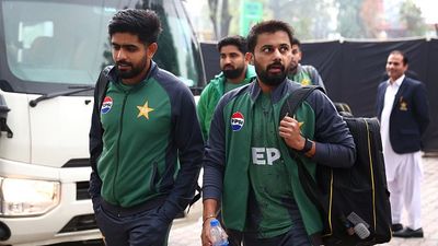 पाकिस्तान क्रिकेट में ये क्या हुआ, शाम 7 से रात 3 बजे तक खेला गया मैच, 3 गेंदों पर गिरे 4 विकेट SportsTak Hindi