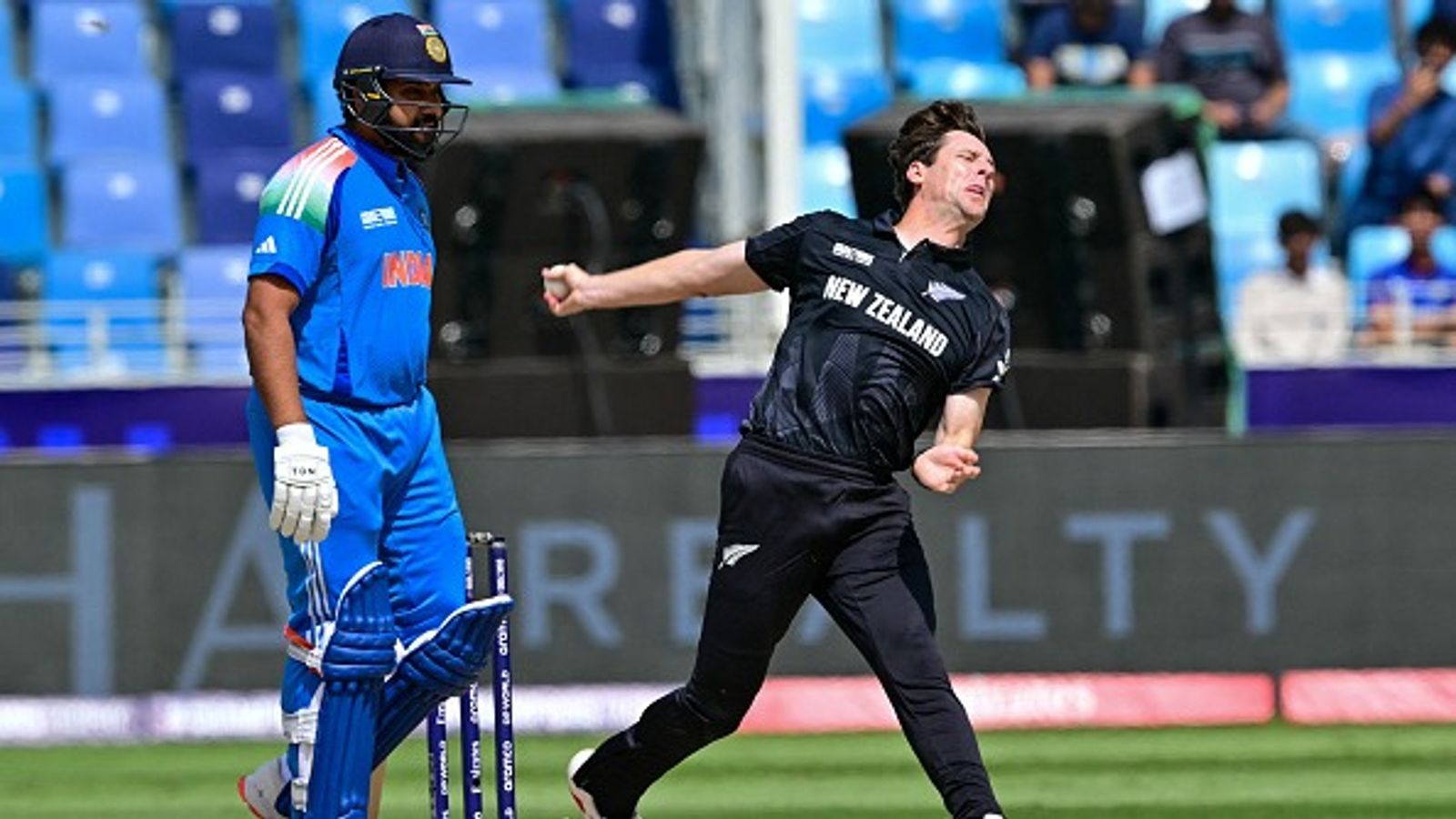 भारत को मिली बड़ी खुशखबरी! चैंपियंस ट्रॉफी 2025 में सबसे ज्यादा विकेट लेने वाले गेंदबाज का फाइनल खेलना मुश्किल, जानिए वजह भारत को मिली बड़ी खुशखबरी! चैंपियंस ट्रॉफी 2025 में सबसे ज्यादा विकेट लेने वाले गेंदबाज का फाइनल खेलना मुश्किल, जानिए वजह