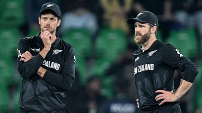 न्यूजीलैंड के कप्तान मिचेल सैंटनर की सांसें फूली, कहा- टीम इंडिया फाइनल में 500 रन बना देगी अगर हमने... Mitchell Santner and Kane Williamson in frame