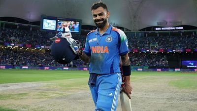 भारत-पाकिस्तान मैच और कोहली के शतक जड़ने वाली पिच पर चैंपियंस ट्रॉफी का फाइनल, खतरे में न्यूजीलैंड तो टीम इंडिया को राहत, जानें क्यों ? Virat Kohli of India walks off after scoring a century after the ICC Champions Trophy 2025 match between Pakistan and India at Dubai