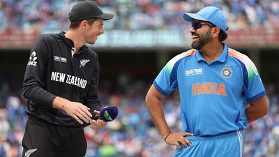 टीम इंडिया ही जीतेगी चैंपियंस ट्रॉफी फाइनल! न्यूजीलैंड के कप्तान मिचेल सैंटनर ने टॉस पर रोहित शर्मा से ऐसा क्या कह दिया SportsTak Hindi