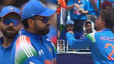 रोहित शर्मा को विराट कोहली ने बीच मैदान दी सलाह, फिर वरुण और कुलदीप यादव ने कैसे पलट दिया गेम, देखें Video Rohit Sharma, Virat Kohli and Kuldeep Yadav