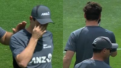 चैंपियंस ट्रॉफी 2025 के फाइनल से बाहर होने की खबर मिलते ही न्यूजीलैंड के स्टार गेंदबाज की आंखों से निकले आंसू, इमोशनल कर देने वाला Video वायरल SportsTak Hindi