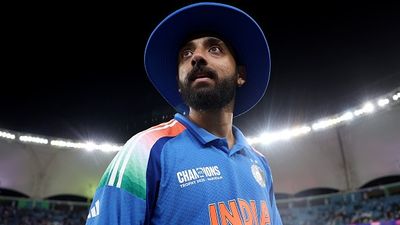 चैंपियंस ट्रॉफी के फाइनल में दो विकेट लेने के बाद वरुण चक्रवर्ती का दर्द आया बाहर, बड़ा खुलासा करते हुए कहा- मुझे पेनकिलर की... Varun Chakravarthy of India