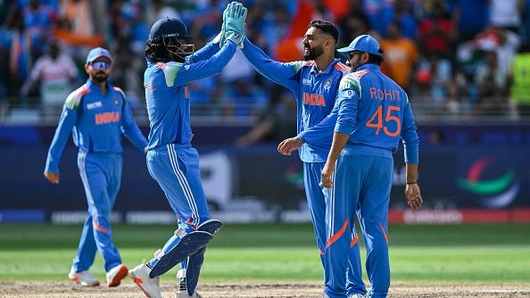 वरुण चक्रवर्ती ने फाइनल के बीच दिया बड़ा बयान, इशारों में कहा- रोहित शर्मा मेरा फायदा कराते हैं लेकिन मुझे कुलदीप से बात करना...