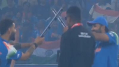 रोहित शर्मा-विराट कोहली ने चैंपियंस ट्रॉफी में चैंपियन बनने के बाद स्टंप्स उखाड़कर काटा बवाल, ये नजारा कभी किसी ने नहीं देखा था, दिल जीत लेगा ये VIDEO rohit sharma and virat kohli dandiya dance