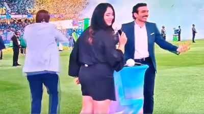 टीम इंडिया के चैंपियन बनने पर खुद पर काबू नहीं रख सके सुनील गावस्कर, बीच मैदान अकेले किया जमकर डांस, VIDEO वायरल  sunil gavaskar dance