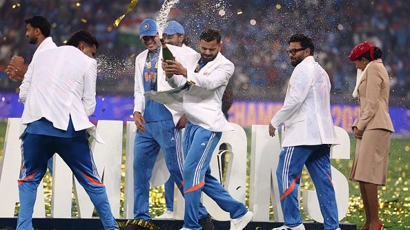 विराट कोहली से हर्षित राणा ने ट्रॉफी जीतने के बाद लगाई गुहार, जानें पूर्व कप्तान ने क्यों जोड़ लिए हाथ, VIDEO वायरल विराट कोहली से हर्षित राणा ने ट्रॉफी जीतने के बाद लगाई गुहार, जानें पूर्व कप्तान ने क्यों जोड़ लिए हाथ, VIDEO वायरल