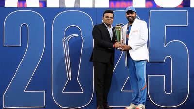 IND vs NZ: टीम इंडिया के हाथों में चैंपियंस ट्रॉफी आने के साथ ही क्यों मच गया बवाल? जानें पूरा मामला SportsTak Hindi