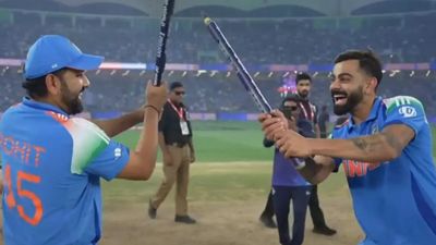 विराट कोहली-रोहित शर्मा ने चैंपियंस ट्रॉफी जीतने के बाद बीच मैदान खेला डांडिया, देखिए दिग्गजों के सबसे अनोखे जश्न का Video SportsTak Hindi