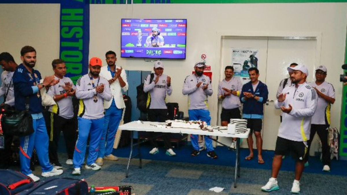 चैंपियंस ट्रॉफी 2025 के फाइनल में जीत के बाद टीम इंडिया के ड्रेसिंग रूम में किसे मिला मेडल? विराट-रोहित खड़े रहे किनारे, देखें VIDEO चैंपियंस ट्रॉफी 2025 के फाइनल में जीत के बाद टीम इंडिया के ड्रेसिंग रूम में किसे मिला मेडल? विराट-रोहित खड़े रहे किनारे, देखें VIDEO