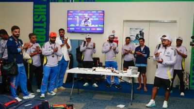 चैंपियंस ट्रॉफी 2025 के फाइनल में जीत के बाद टीम इंडिया के ड्रेसिंग रूम में किसे मिला मेडल? विराट-रोहित खड़े रहे किनारे, देखें VIDEO Team India Dressing Room BTS