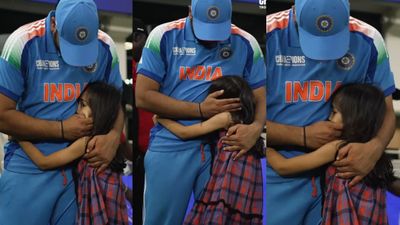 चैंपियंस ट्रॉफी जीतने के बाद रोहित शर्मा की बेटी समायरा हुई इमोशनल, दौड़कर पापा से लिपटी, भारतीय कप्तान ने लुटाया खूब प्यार, VIDEO Rohit Sharma with daughter Samaira after winning the Champions Trophy