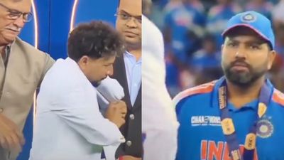 मैदान पर डांट खाने के बाद कुलदीप यादव को ट्रॉफी प्रेजेंटेशन के दौरान भी रोहित शर्मा ने गुस्से में घूरा, नहीं पहन पा रहे थे ब्लेजर, VIDEO SportsTak Hindi