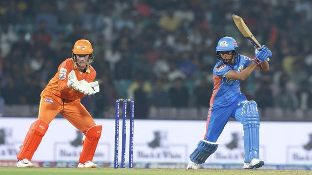 WPL 2025: हरमनप्रीत कौर ने ठोका अर्धशतक तो मैथ्यूज- अमेलिया ने मिलकर लिए 6 विकेट, मुंबई ने गुजरात को 9 रन से दी मात मैच के दौरान शॉट खेलती हरमनप्रीत कौर