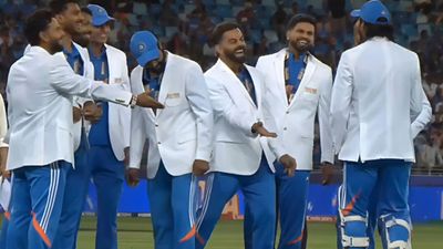 चैंपियंस ट्रॉफी फाइनल में केएल राहुल हुए ब्रेनफेड का शिकार, विराट कोहली के साथ ऋषभ पंत ने भी किया ट्रोल, सबकी छूट हंसी SportsTak Hindi