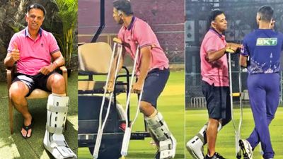 बड़ी खबर : टीम इंडिया के पूर्व कोच राहुल द्रविड़ बुरी तरह चोटिल, मैदान में बैसाखी के साथ यशस्वी जायसवाल को टिप्स देते दिखाई दिए Rahul Dravid during Rajasthan's training session