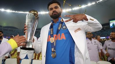 'श्रेयस अय्यर से मैं खुश नहीं', टीम इंडिया के चैंपियंस ट्रॉफी जीतने के बाद पूर्व कप्तान का बेबाक बयान, बोले - केएल राहुल को... Shreyas Iyer of India poses for a photo with the ICC Champions Trophy after winning the ICC Champions Trophy 2025 Final between India and New Zealand at Dubai International Stadium