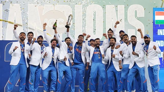 'मुझे धमकियां मिली थीं और कहा गया था कि भारत मत आना', चैंपियंस ट्रॉफी में भारत के लिए धमाका करने वाले स्टार क्रिकेटर का चौंकाने वाला खुलासा India players lift the ICC Champions Trophy 2025 after beating New Zealand in the final