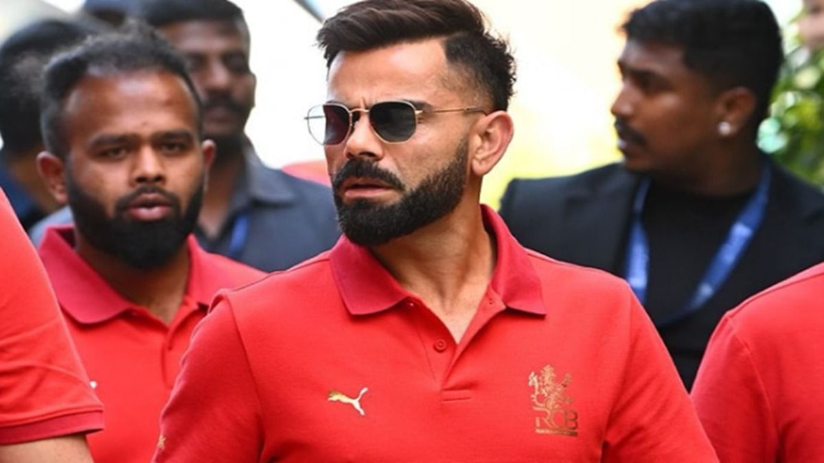 विराट कोहली ने महिला फैन के लिए बदला अपना रास्ता, भारतीय स्टार के दिल जीतने वाले काम का Video वायरल विराट कोहली ने महिला फैन के लिए बदला अपना रास्ता, भारतीय स्टार के दिल जीतने वाले काम का Video वायरल