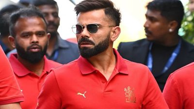 विराट कोहली ने महिला फैन के लिए बदला अपना रास्ता, भारतीय स्टार के दिल जीतने वाले काम का Video वायरल SportsTak Hindi