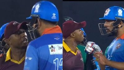 युवराज सिंह की बीच मैदान पर वेस्टइंडीज के गेंदबाज से लड़ाई, फाइनल में दिग्गजों के बीच हुई खूब ‘तू-तू, मैं-मैं’, देखें Video SportsTak Hindi