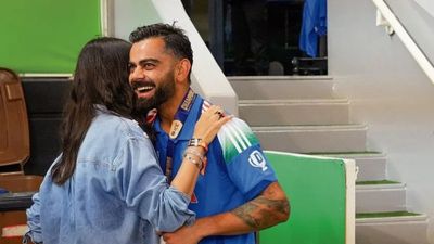 Exclusive: टीम इंडिया के साथ पत्नी/गर्लफ्रेंड के विदेशी दौरों पर जाने के नियम बदलेगा BCCI! विराट कोहली के कोसने के बाद हरकत में आया बोर्ड SportsTak Hindi