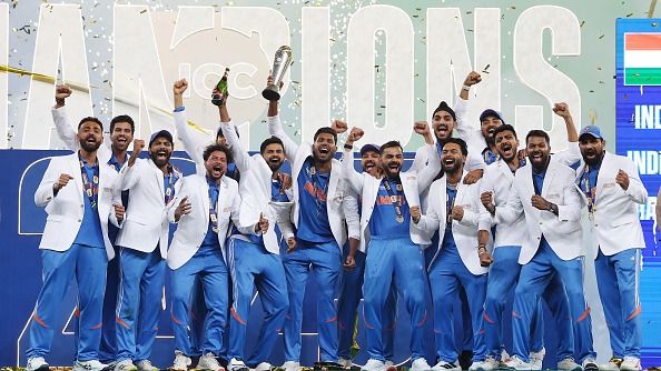 चैंपियंस ट्रॉफी जीतने वाली टीम इंडिया पर पैसों की बारिश, बीसीसीआई ने चैंपियन टीम के लिए इतने करोड़ की इनामी राशि का किया ऐलान चैंपियंस ट्रॉफी जीतने वाली टीम इंडिया पर पैसों की बारिश, बीसीसीआई ने चैंपियन टीम के लिए इतने करोड़ की इनामी राशि का किया ऐलान