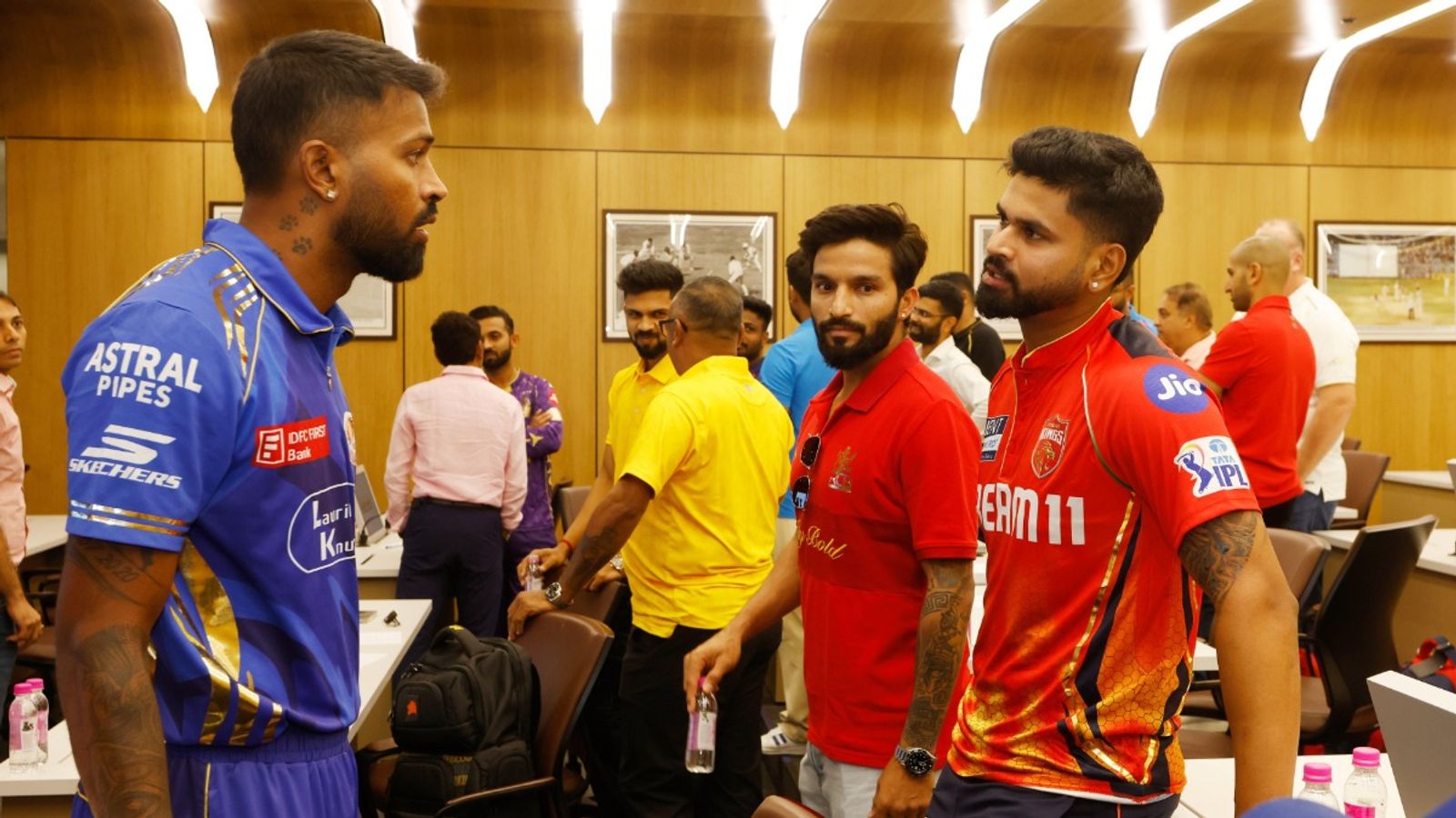 बड़ी खबर: IPL 2025 से दो दिन पहले लागू हुआ नया नियम, अब दूसरी पारी में बदली जाएगी गेंद, BCCI ने इस वजह से लिया फैसला बड़ी खबर: IPL 2025 से दो दिन पहले लागू हुआ नया नियम, अब दूसरी पारी में बदली जाएगी गेंद, BCCI ने इस वजह से लिया फैसला